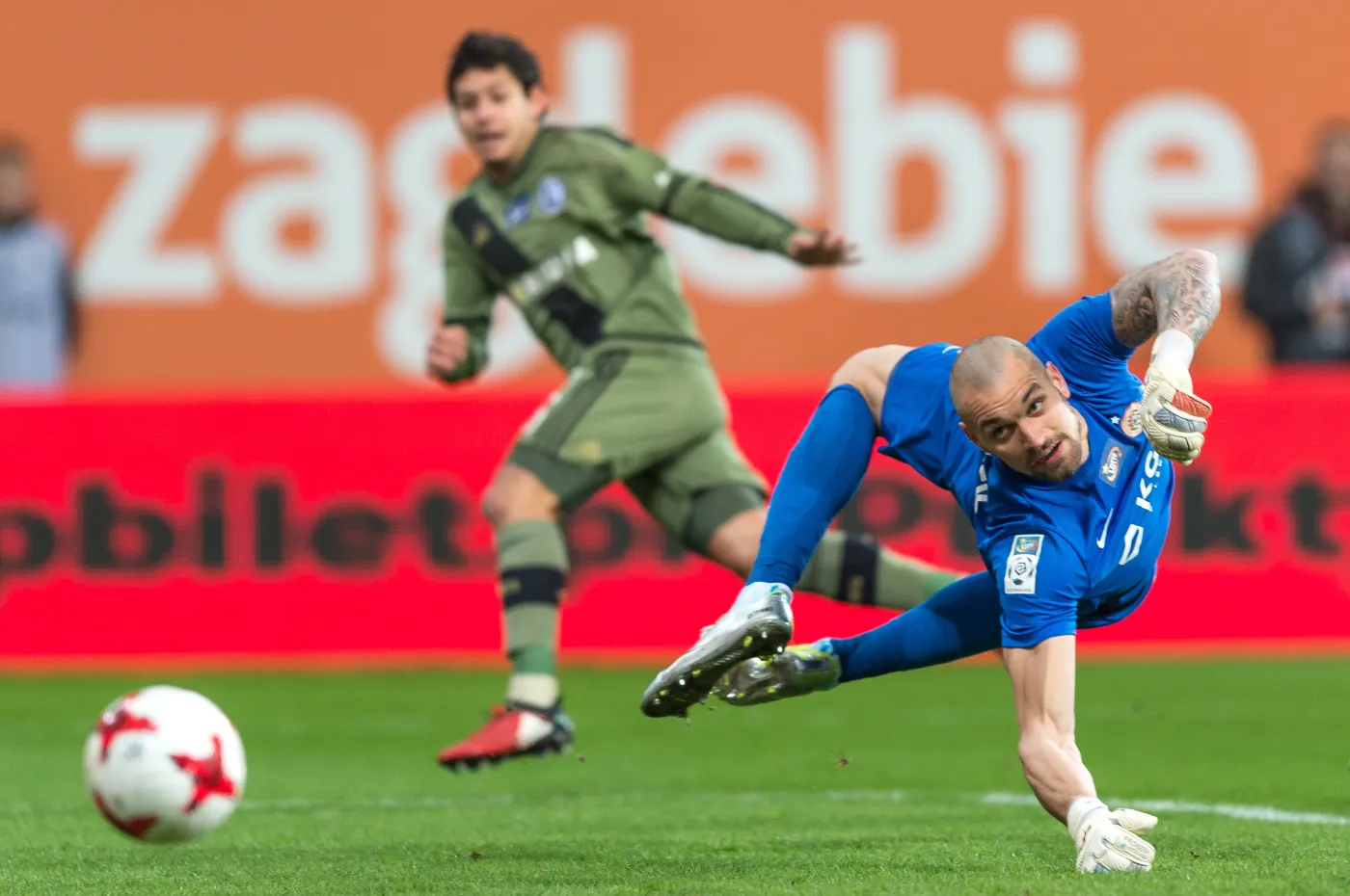Bramkarz KGHM Zagłębia Lubin Martin Polacek (P) i Guilherme (L) z Legii Warszawa