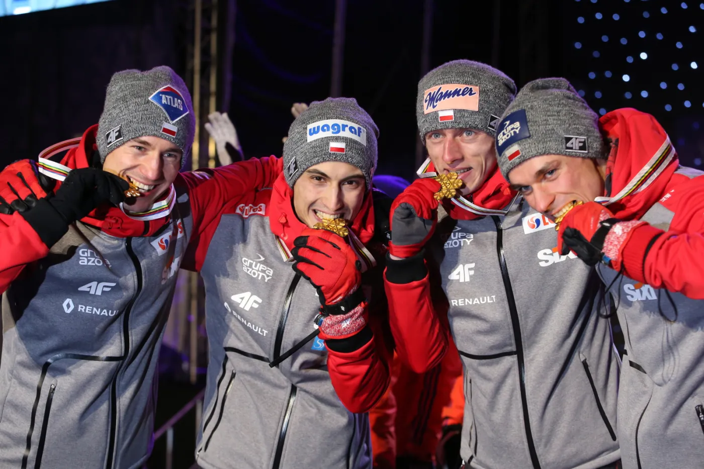 Drużynowi mistrzowie świata w skokach narciarskich na dużej skoczni - (od lewej): Kamil Stoch, Maciej Kot, Dawid Kubacki i Piotr Żyła ze złotymi medalami