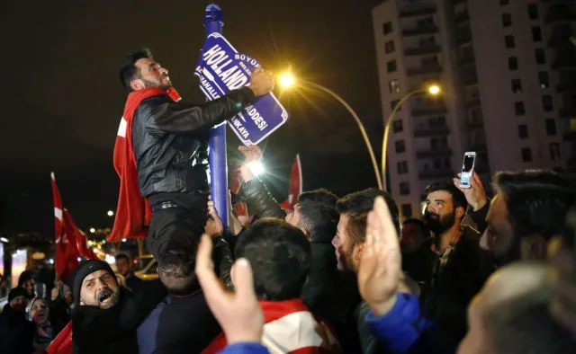 "Niedopuszczalne zachowanie". Turecki premier zapowiada ostre środki odwetowe wobec Holandii