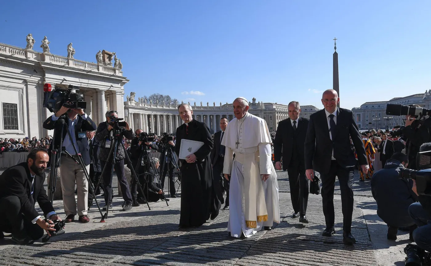 Papież Franciszek przybył na audiencję generalną na Plac Świętego Piotra w Rzymie