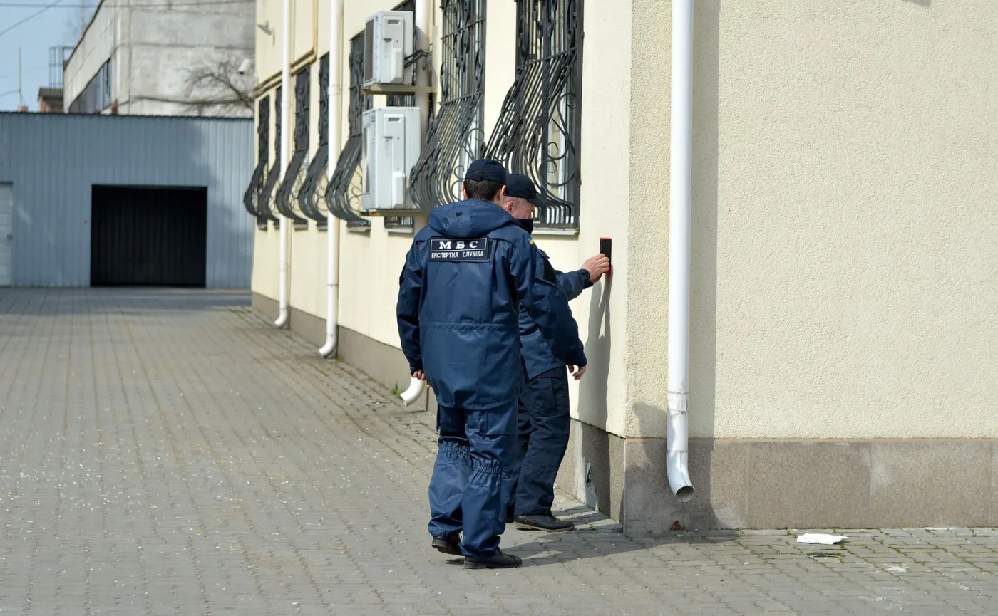 10017119-eksperci-przed-konsulatem.jpg