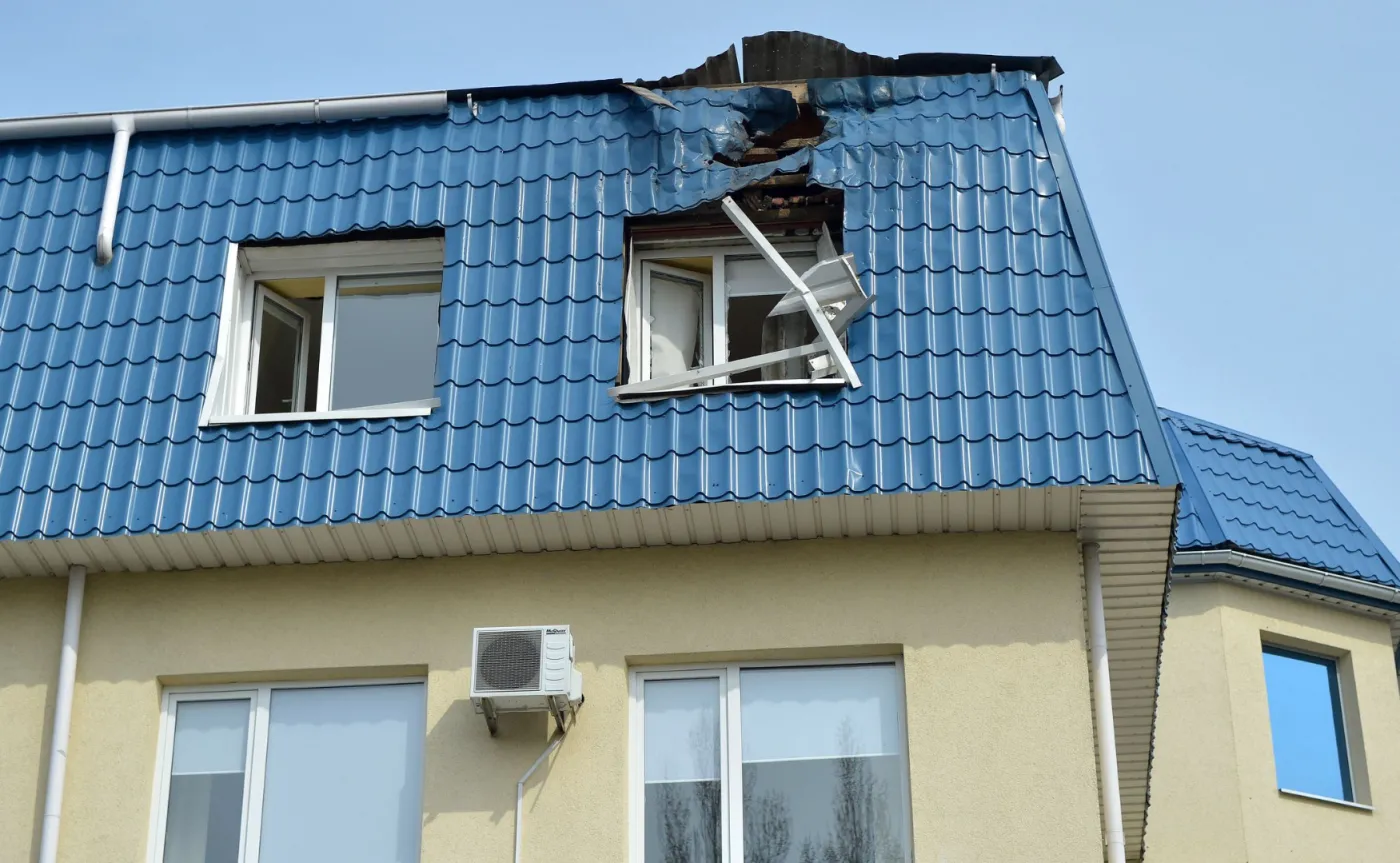 10017343-zniszczony-dach-konsulatu.jpg