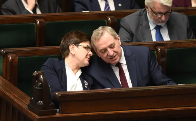 Minister Kowalczyk jak szef MON. Też ma młodego doradcę