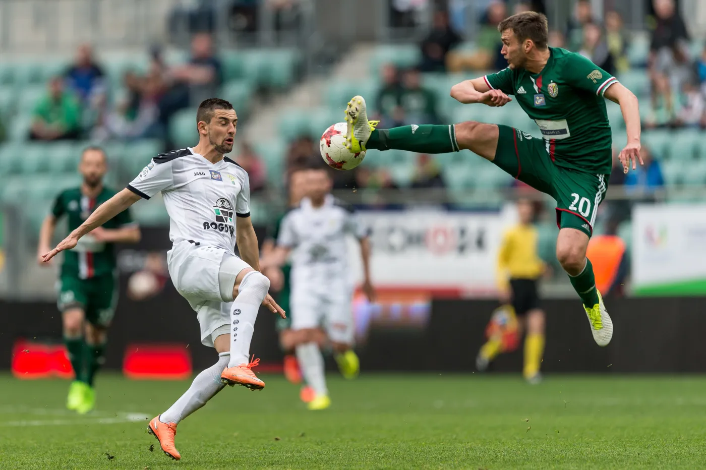 Zawodnik Śląska Wrocław Adam Kokoszka (P) i Bartosz Śpiączka (L) z Górnika Łęczna
