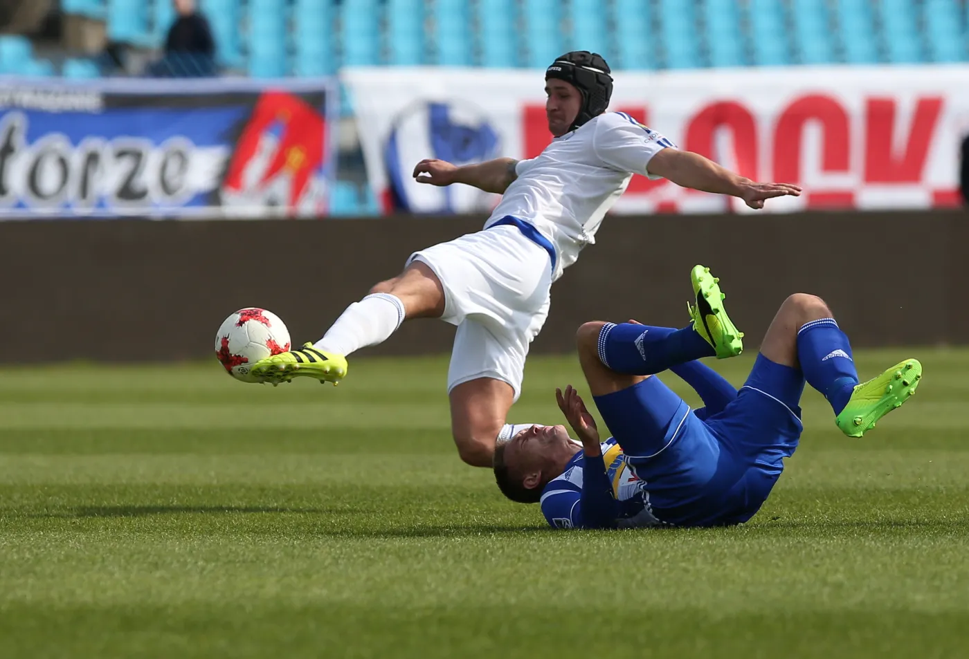 Zawodnik Wisły Płock Mateusz Piątkowski (P) i Michał Koj (L) z Ruchu Chorzów 