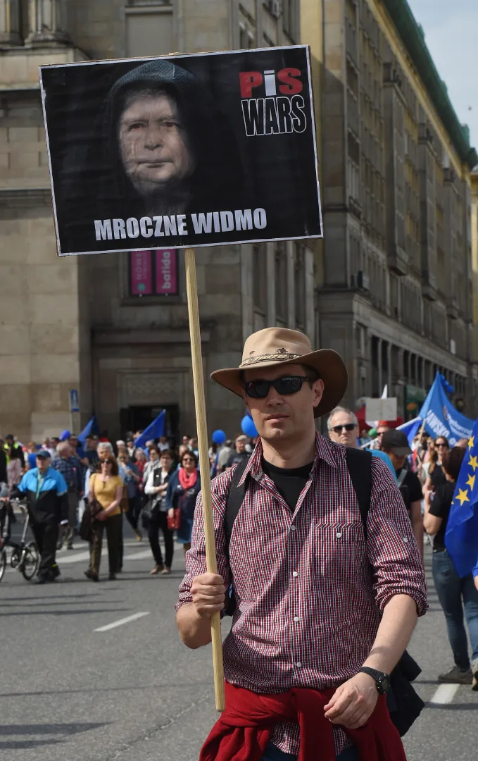 10123589-uczestnik-z-transparentem.jpg
