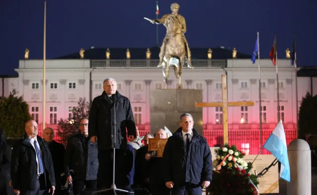 Krótkie, ale niezwykle ostre wystąpienie Kaczyńskiego na miesięcznicy: Białe róże to symbol nienawiści i głupoty