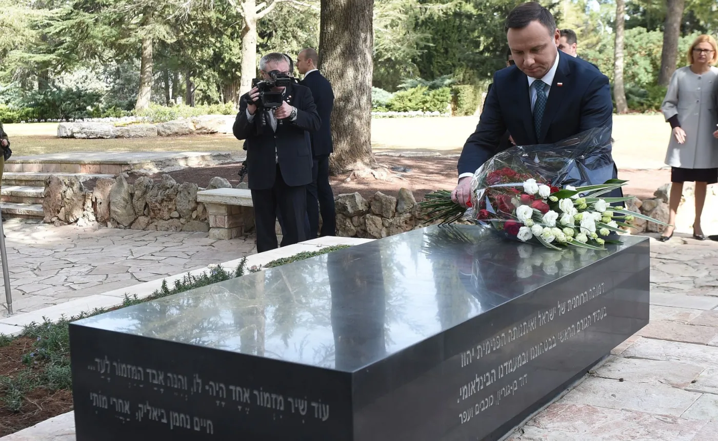 9796415-andrzej-duda-sklada-kwiaty-na.jpg