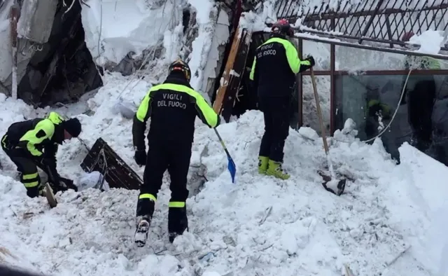 Ratownicy znajdują żywe osoby w gruzach hotelu we Włoszech. Ponad dobę po zejściu lawiny