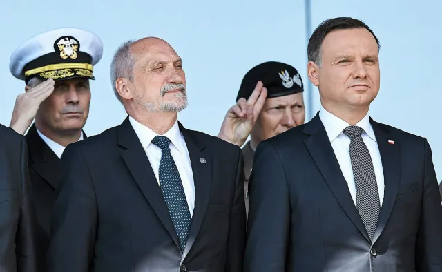 Komu ufają Polacy? Prezydent na czele rankingu, na drugim biegunie Macierewicz i Kaczyński [SONDAŻ]