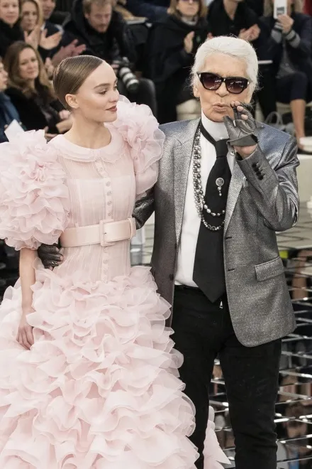9826586-lily-rose-depp-karl-lagerfeld.jpg