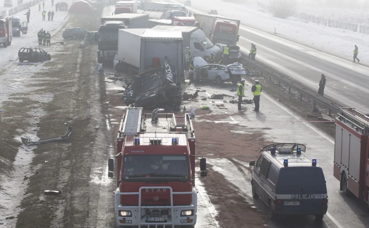 Zmiażdżone kabiny, rozbite auta. Pobojowisko na autostradzie A1 po karambolach we mgle [ZDJĘCIA]