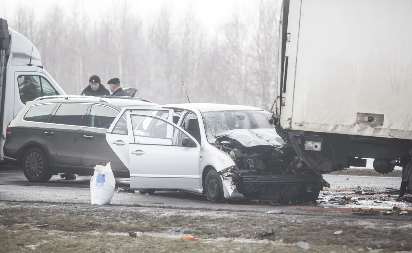 9827075-karambol-na-autostradzie-a1.jpg