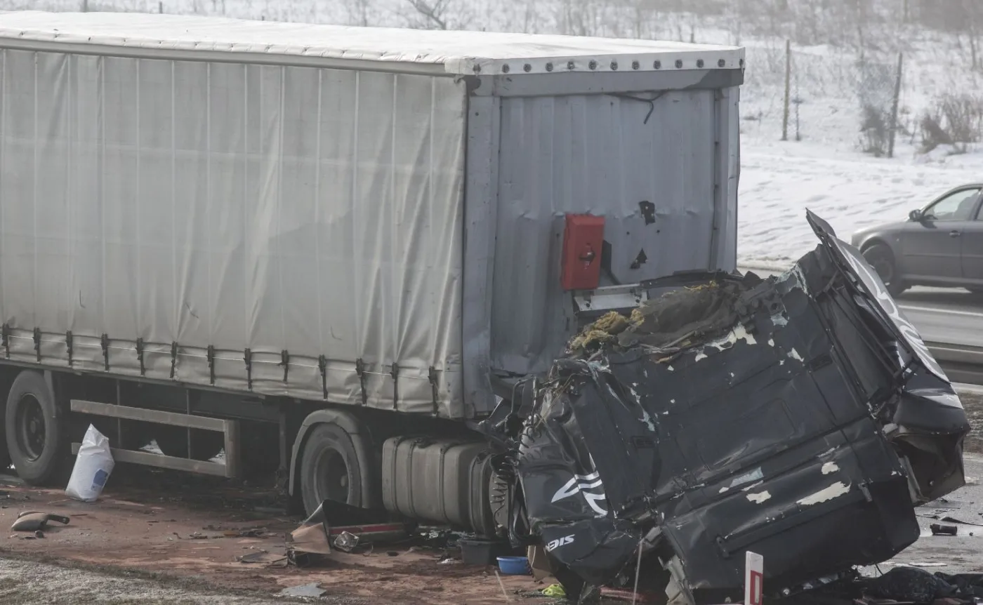 9827171-karambol-na-autostradzie-a1.jpg