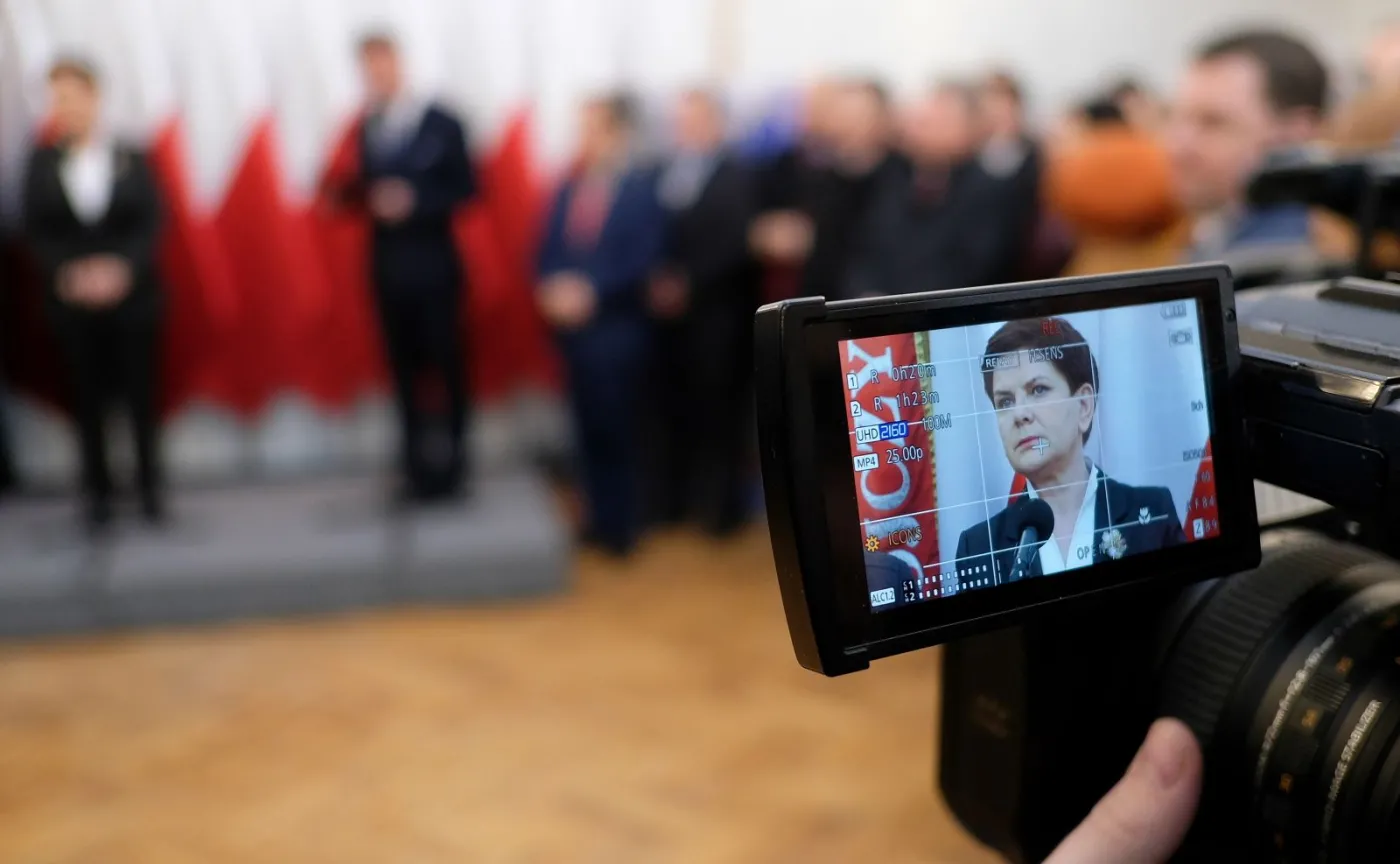 Premier Beata Szydło (widziana na wyświetlaczu aparatu fotograficznego) podczas wizyty w Urzędzie Gminy w Żurawicy