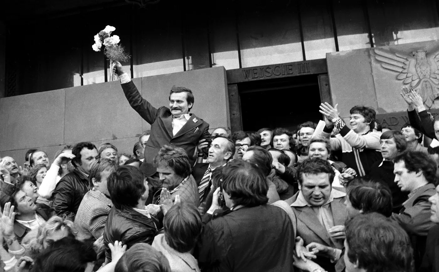 Na zdjęciu archiwalnym z dnia 24.09.1980 r. ówczesny przewodniczący Tymczasowego Komitetu Koordynacyjnego NSZZ Solidarność Lech Wałęsa na ramionach związkowców przed Sądem Wojewódzkim po złożeniu wniosku o rejestrację Związku