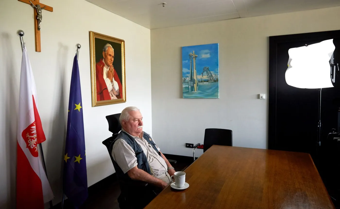 Na zdjęciu archiwalnym z dnia 15.06.2016 r. były prezydent RP Lech Wałęsa podczas rozpoczynającego się live streamingu przeprowadzanego przez portale społecznościowe