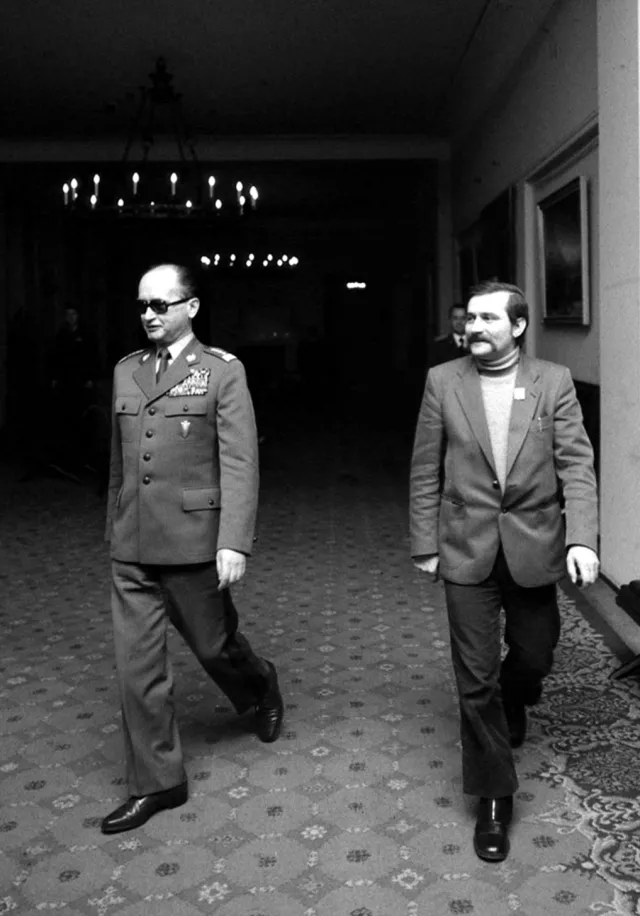 Podpis "Bolka" dzieli polityków. "Wyrok na Wałęsę", "Kaczyńskiemu to nie przeszkadzało", "Dałbym sobie za niego ręce odkroić" [OPINIE]
