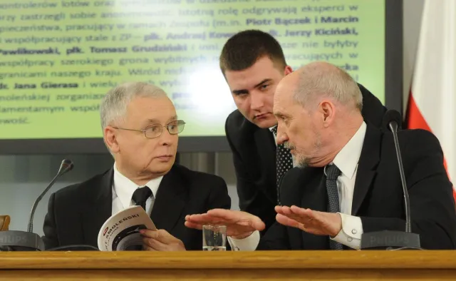 Macierewicz "stawia się" Kaczyńskiemu? "Klub PiS, ani prezes nie mają wpływu na kadry w MON"