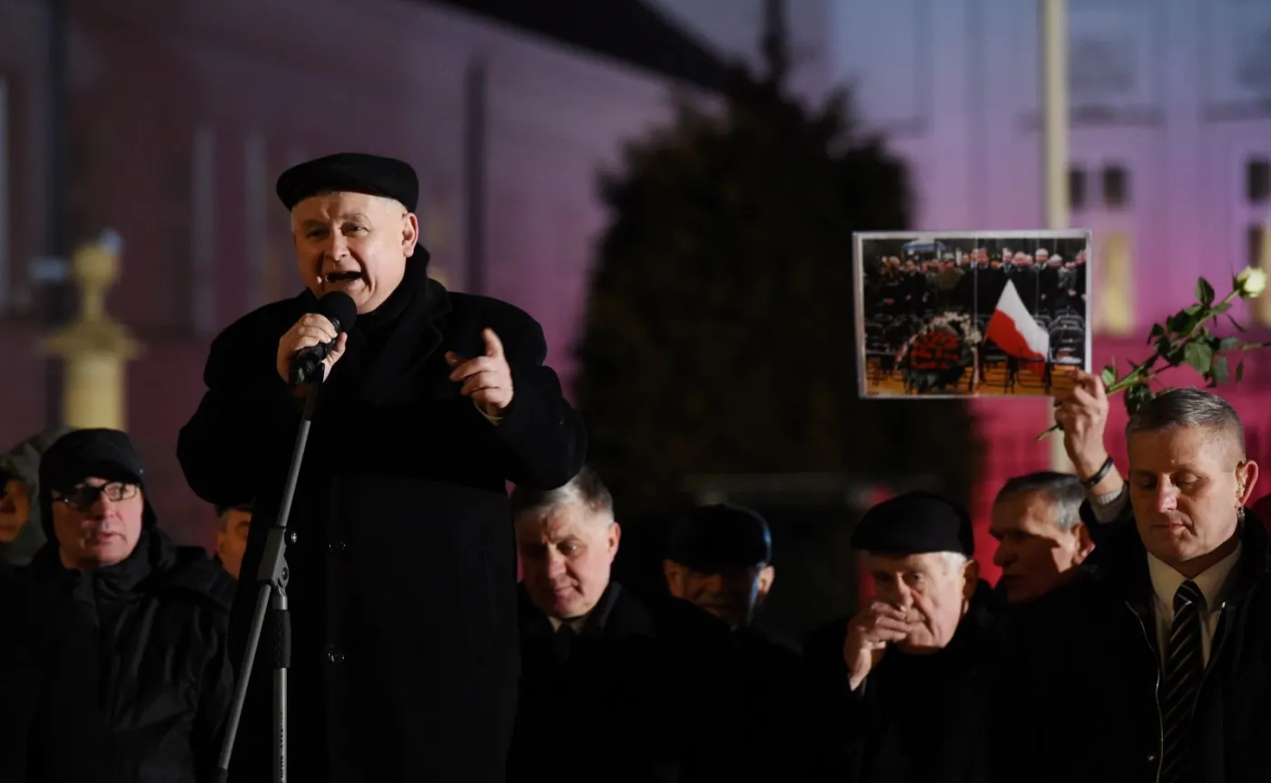 Jarosław Kaczyński przemawia przed Pałacem Prezydenckim