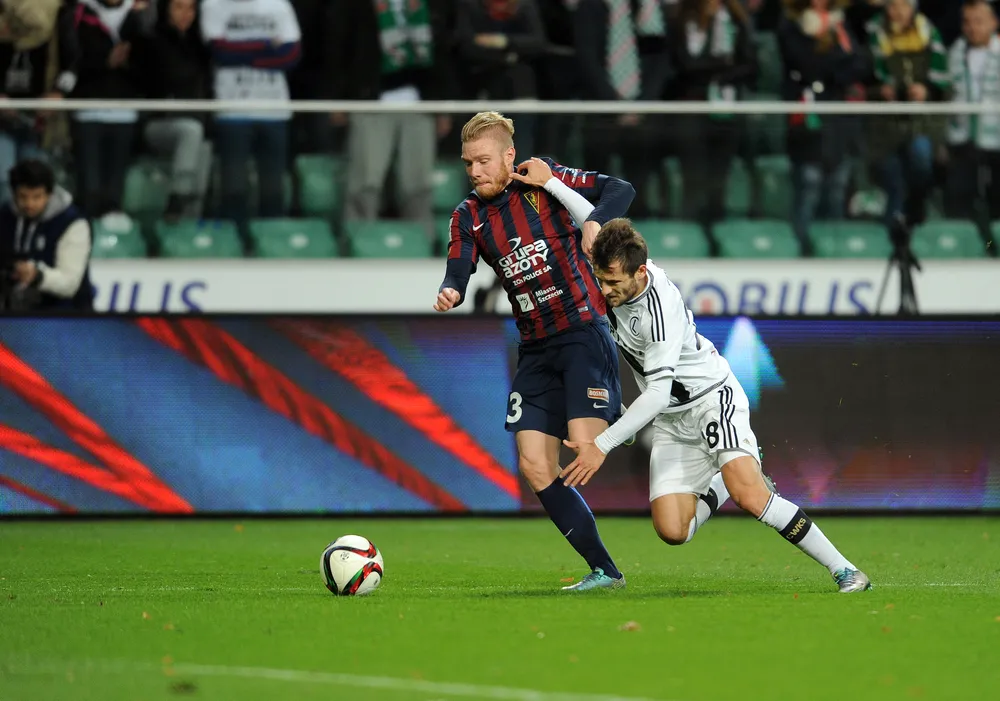 Mateusz Lewandowski (w ciemnym stroju)