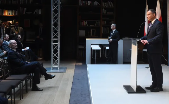 "Wyborcza" atakuje Macierewicza. "Odciął prezydenta od generałów"