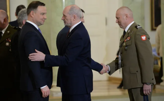 Iskrzy na lini Duda - Macierewicz? "Są różnice zdań, ale prezydent nie jest odcinany od spotkań z generałami"
