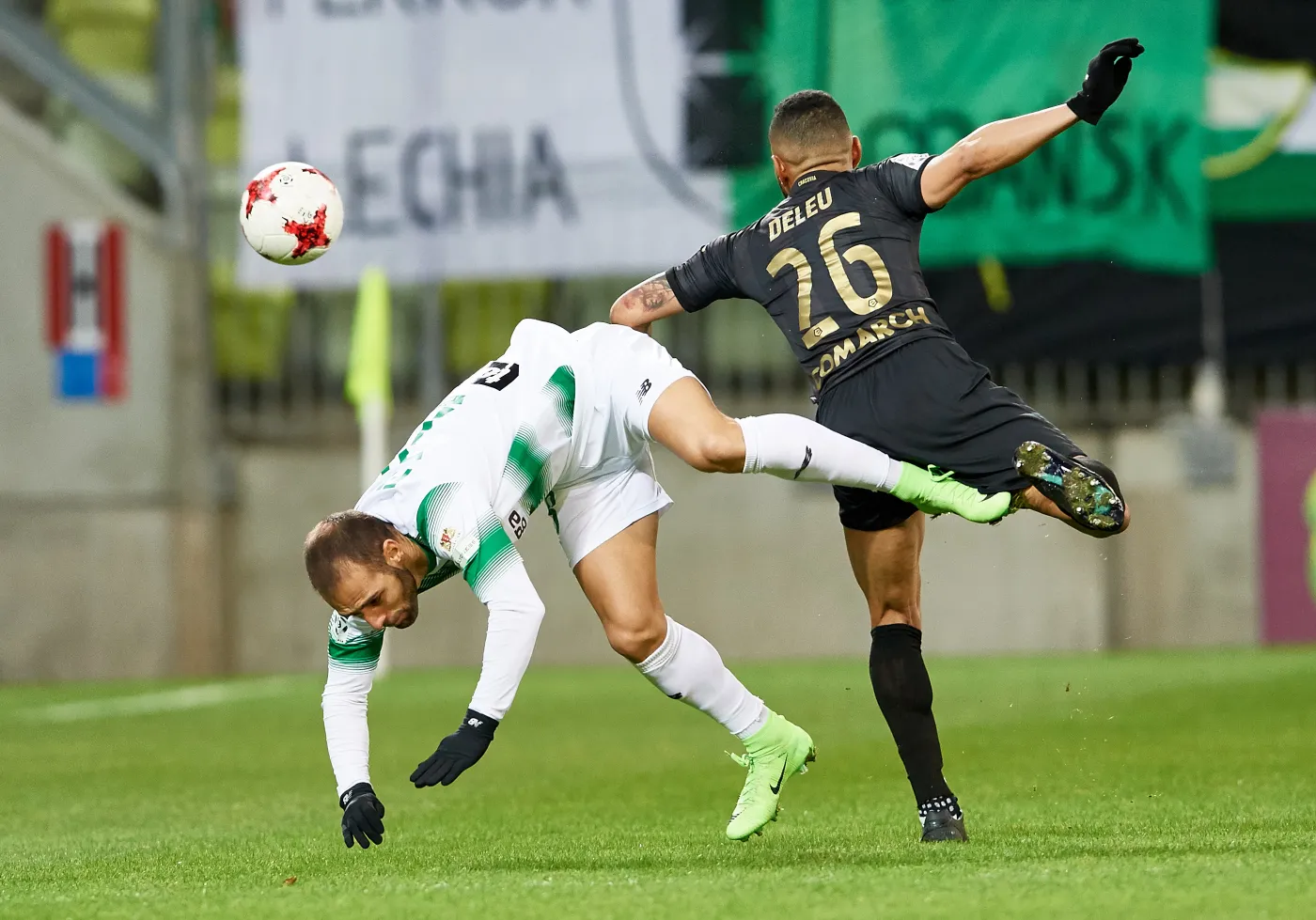 Zawodnik Lechii Gdańsk Flavio Paixao (L) i Luiz Carlos Deleu (P) z Cracovii