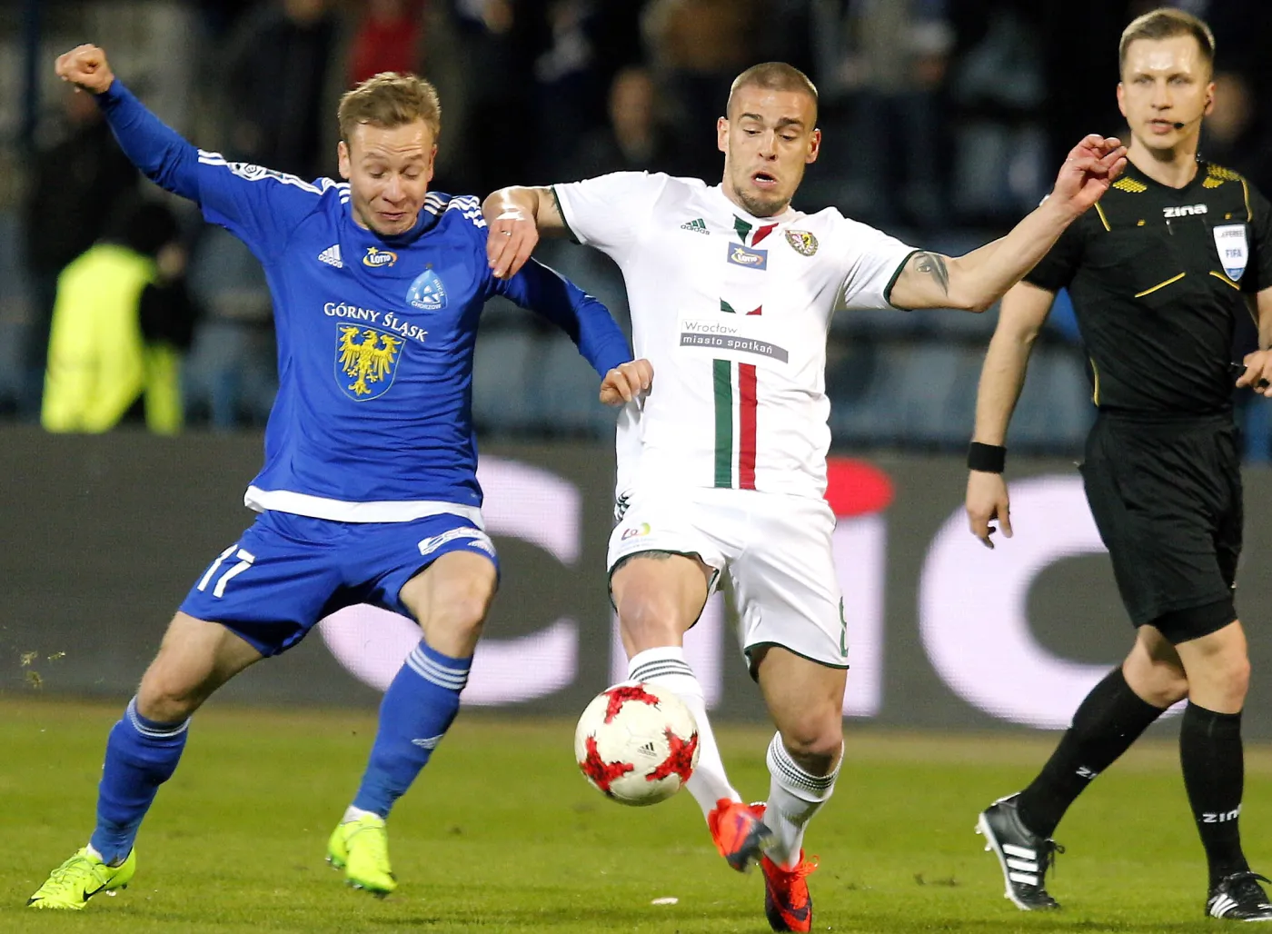 Piłkarz Ruchu Chorzów Maciej Urbańczyk (L) i Aleksandar Kovacevic (P) ze Śląska Wrocław
