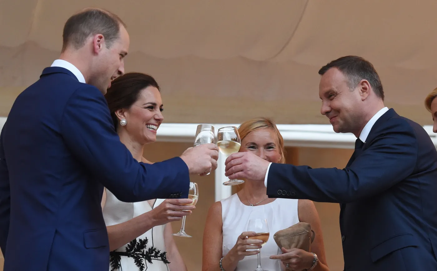 10317165-ksiazeca-para-wznosi-toast-z.jpg