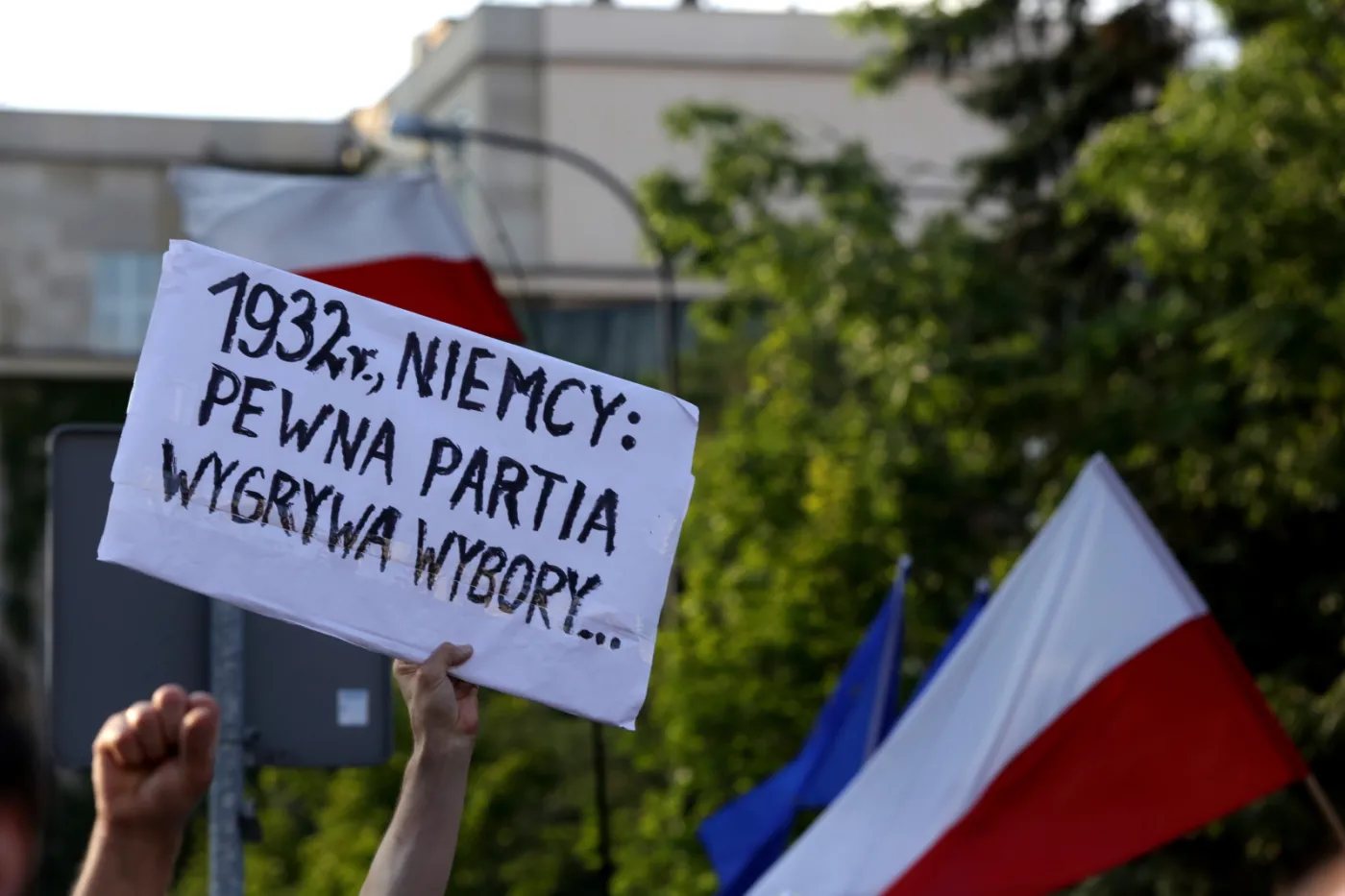 10321258-transparenty-protestujacych.jpg