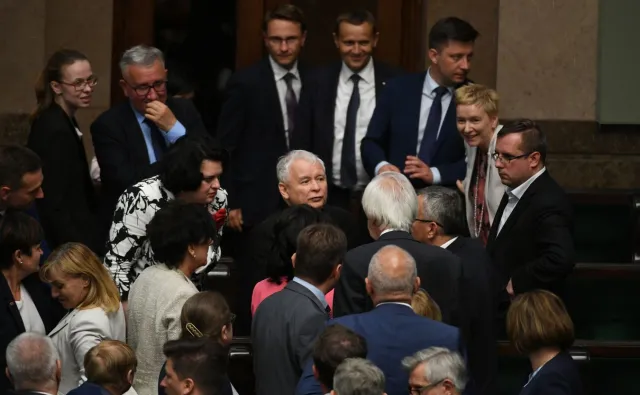 Koniec monolitu? "Duda nie tylko zawęził pole gry prezesowi. On zmienił wręcz dyscyplinę"