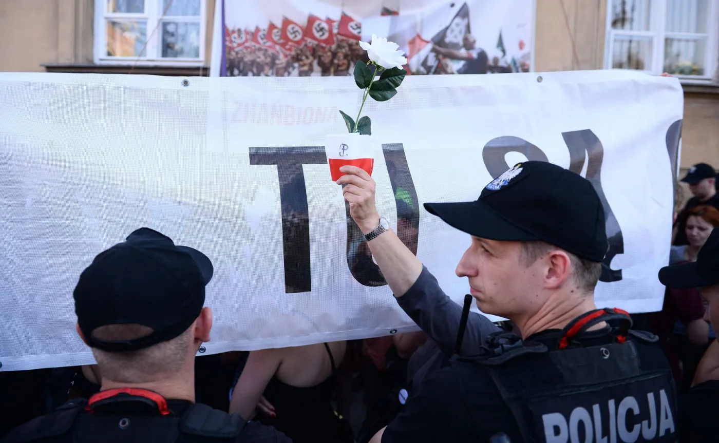 10349187-policja-na-marszu-narodowcow.jpg
