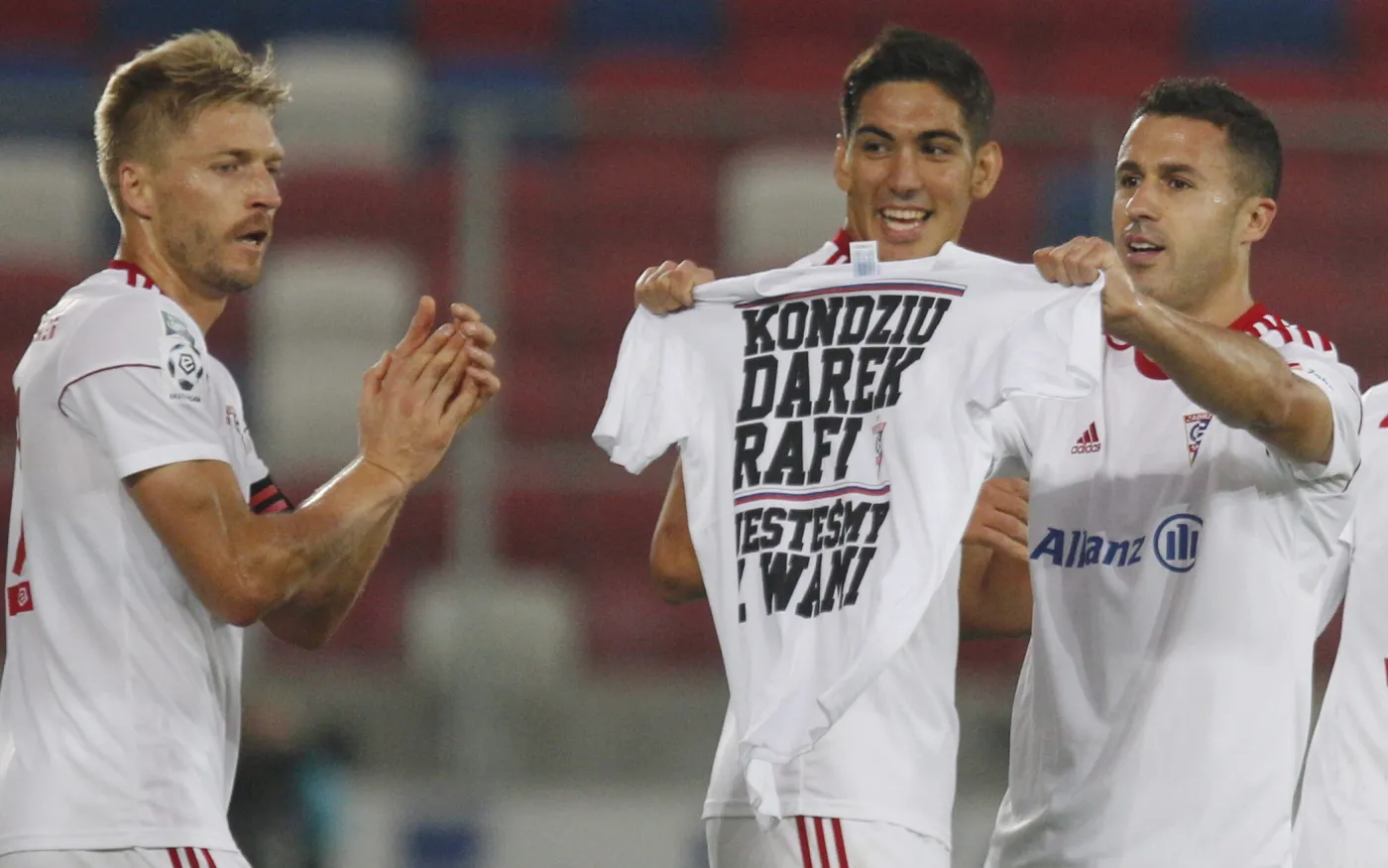 Piłkarze Górnika Zabrze Igor Angulo (P), Dani Suarez (C) i Szymon Matuszek (L) 