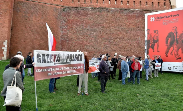 Premier oraz politycy PiS przyjechali na grób pary prezydenckiej. Bez prezesa Kaczyńskiego
