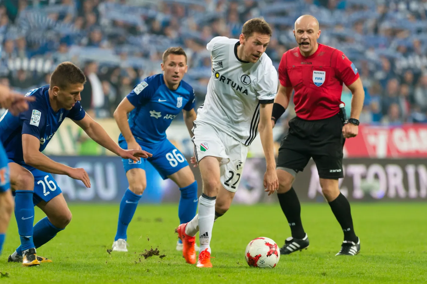 Zawodnicy Lecha Poznań Rafał Janicki (L) i Radosław Majewski (2L) oraz Kasper Hamalainen (2P) z Legii Warszawa i sędzia główny Szymon Marciniak (P)