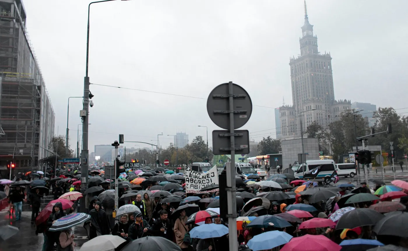 "Czarny protest". Manifestacje kobiet w wielu polskich miastach