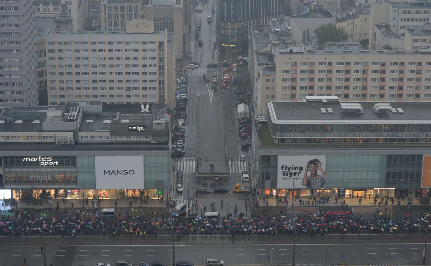 10477345-czarny-protest-w-warszawie.jpg
