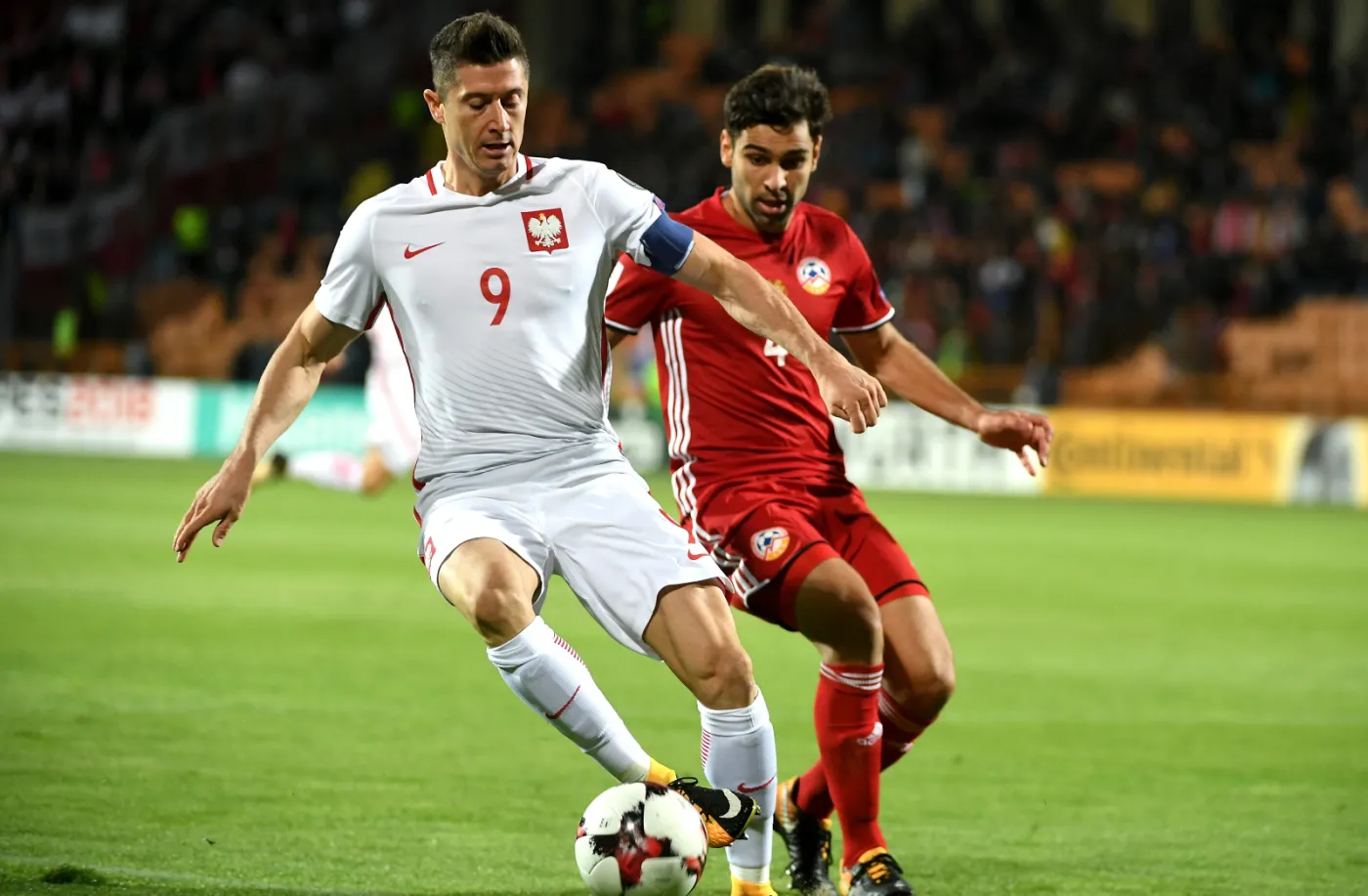 Robert Lewandowski (L) i Taron Woskanjan (P)