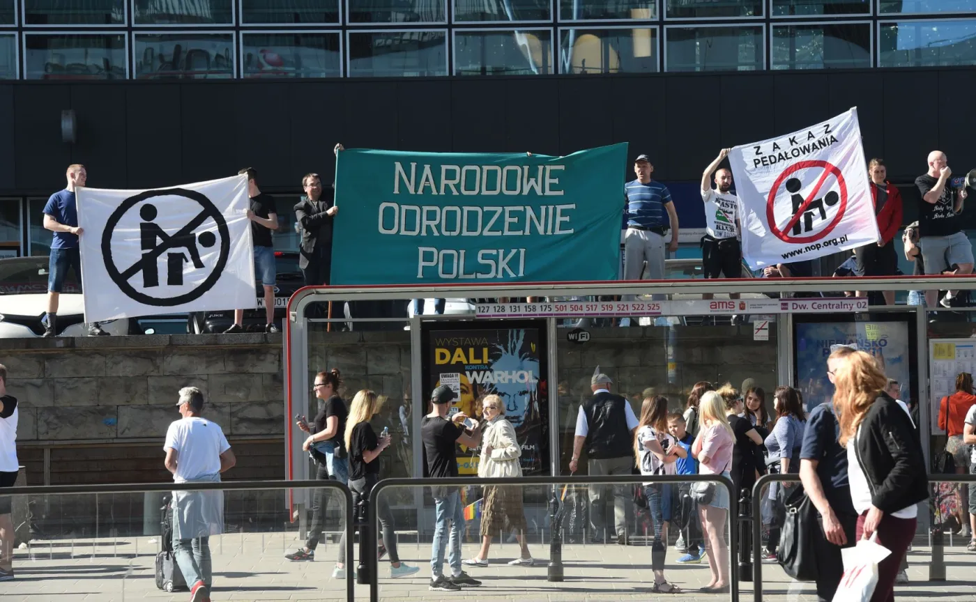 10207185-przeciwnicy-parady-rownosci.jpg