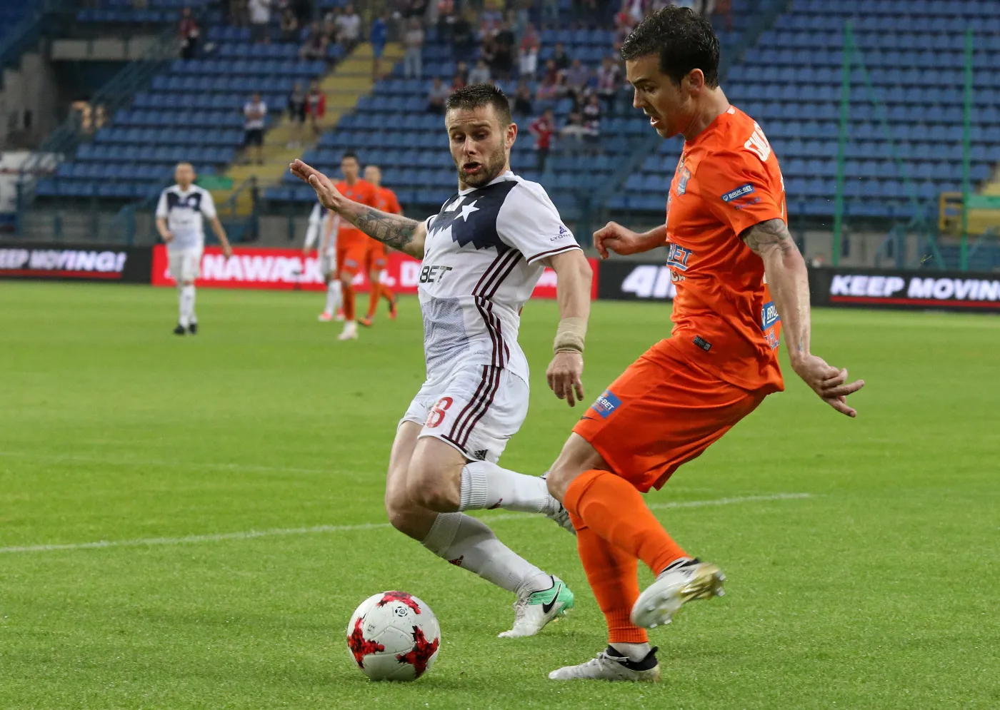 Zawodnik Wisły Kraków Patryk Małecki (L) i Guilherme Sitya (P) z Bruk-Bet Termaliki Nieciecza