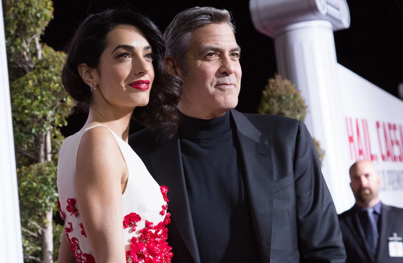 Żony na pokaz? Clooney, Tatum i Brolin ze swymi paniami na premierze "Ave Cezar!" [ZDJĘCIA]