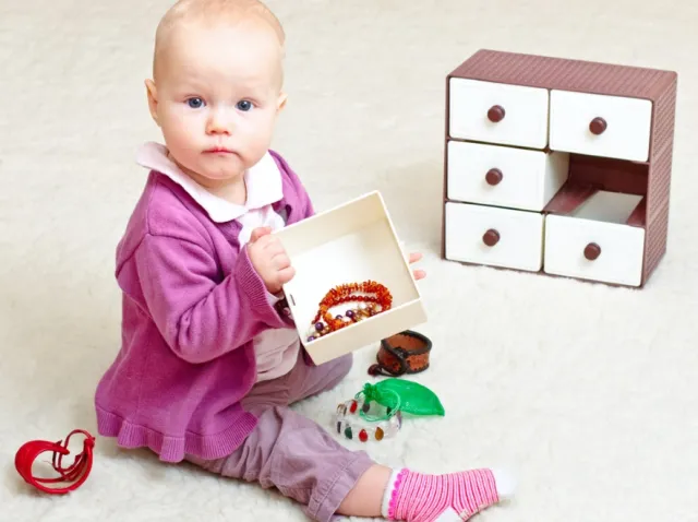 Bliskość ważniejsza, niż gadżety! Czym i jak bawić się z małym dzieckiem?