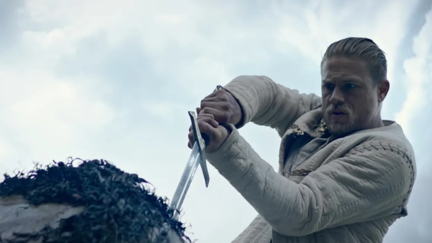"Król Artur: Legenda miecza" w kinach od 16 czerwca 2017 roku. Na zdjęciu grający Artura Charlie Hunnam