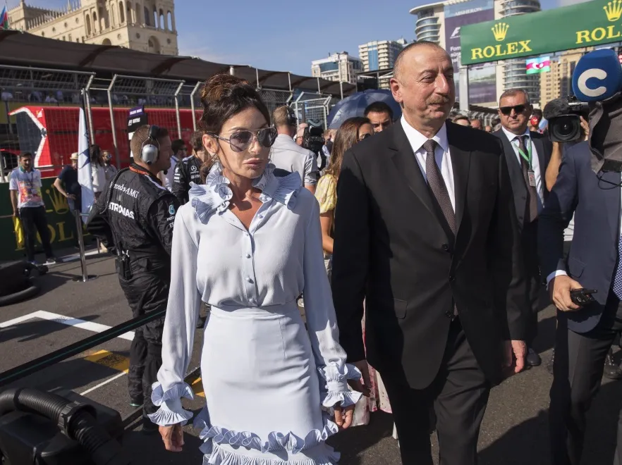 Twarz rodem z antyreklamy medycyny estetycznej: pierwsza dama Azerbejdżanu wygląda tragicznie, jak na 50-latkę... FOTO