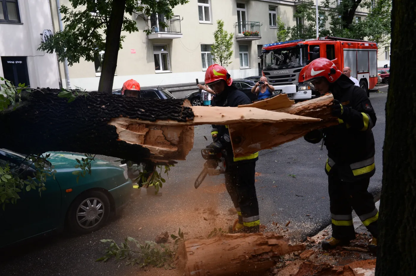 10270296-skutki-burzy-nad-warszawa.jpg