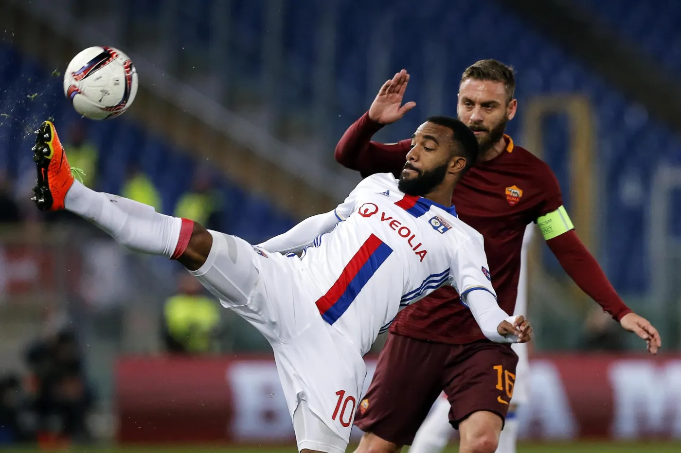 Alexandre Lacazette (w białym stroju)