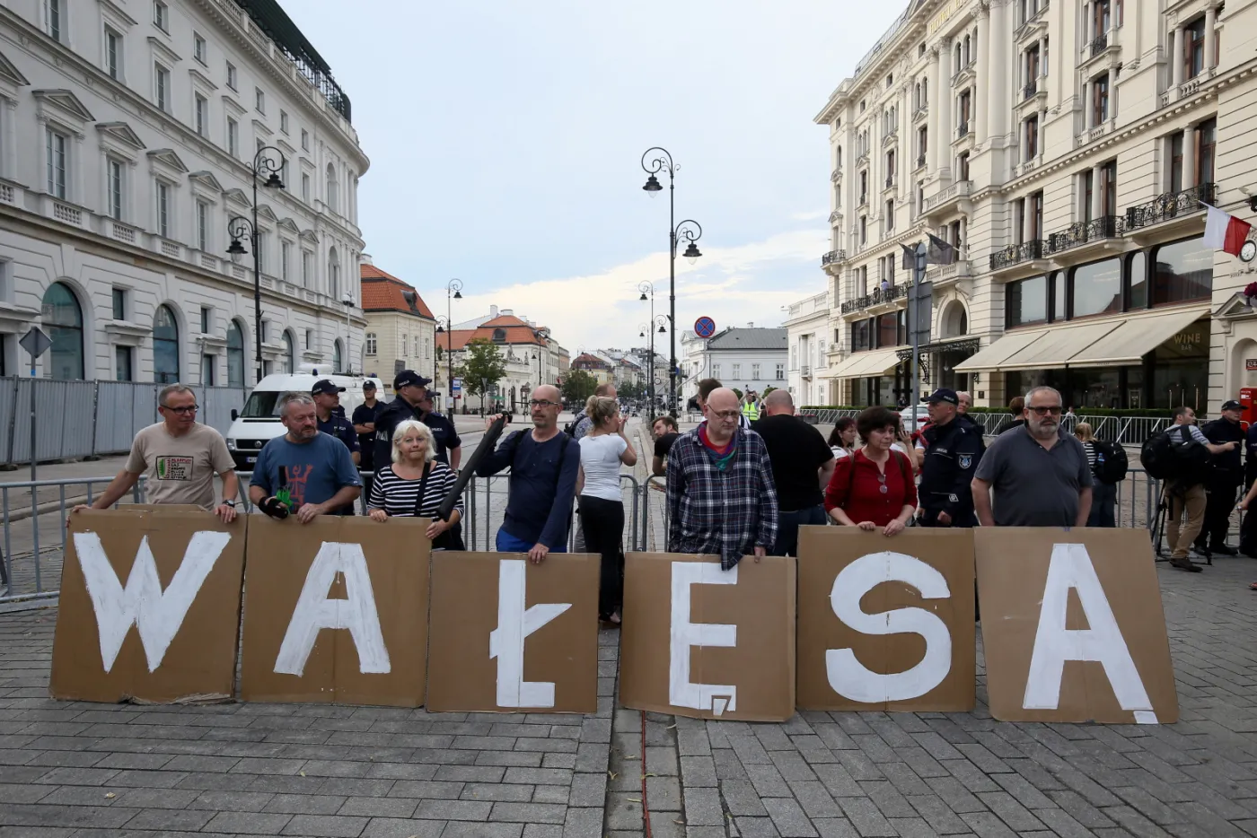 10297722-uczestnicy-kontrmanifestacji.jpg