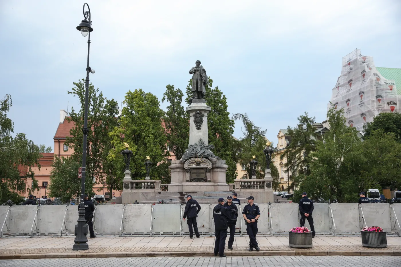 10297818-uczestnicy-kontrmanifestacji.jpg