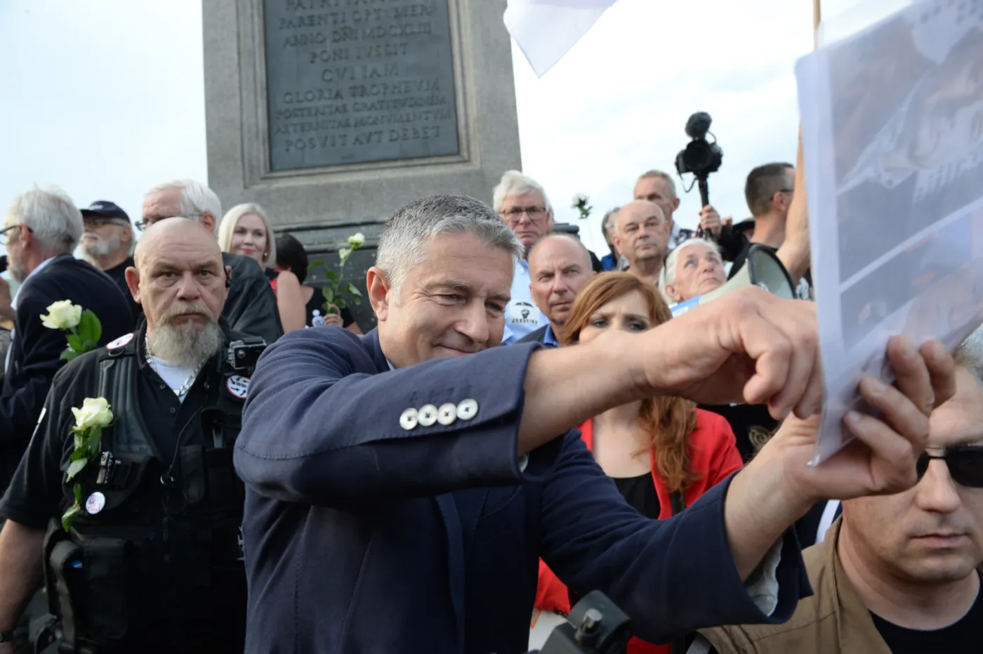 10297850-uczestnicy-kontrmanifestacji.jpg